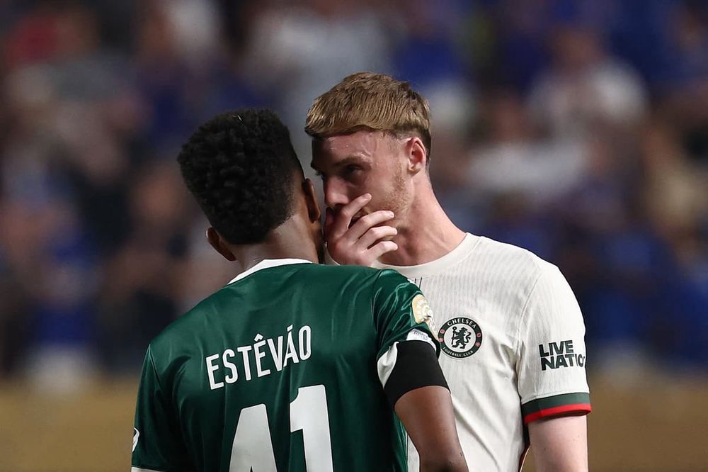 Cole Palmer whispering in Willian Estevao's far at the Club World Cup. 