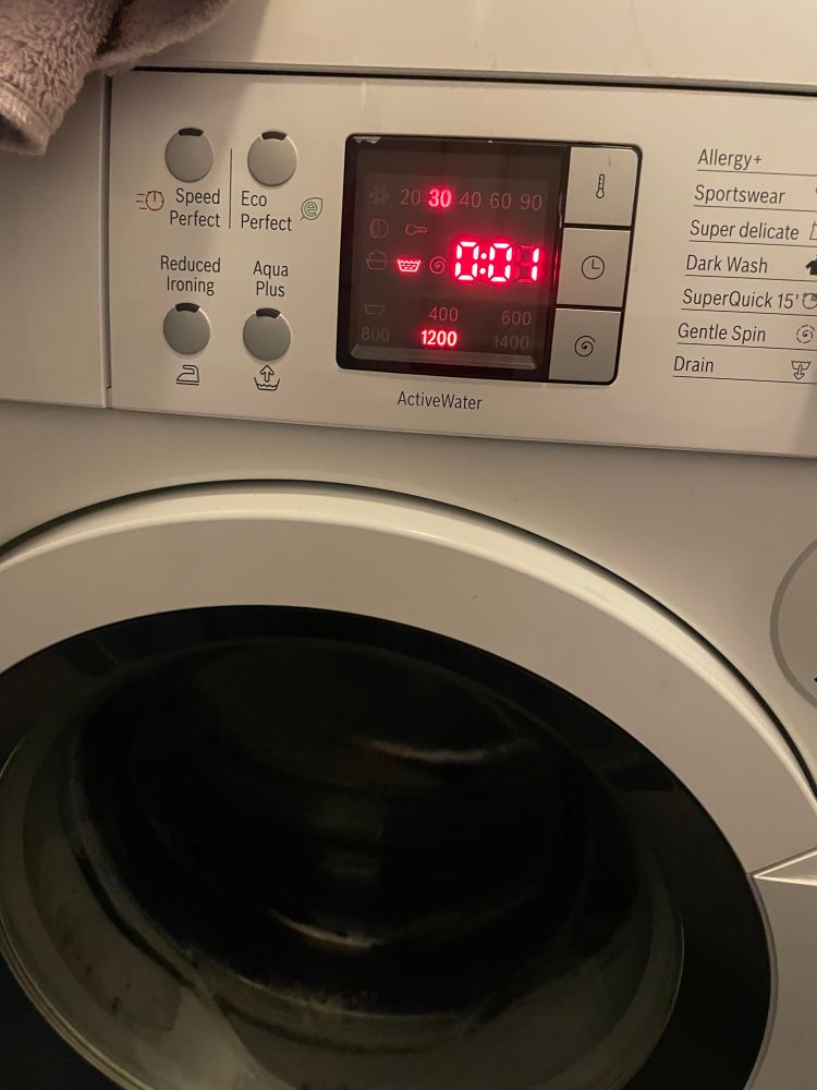 A Washing machine displaying 1 minute remaining on its display