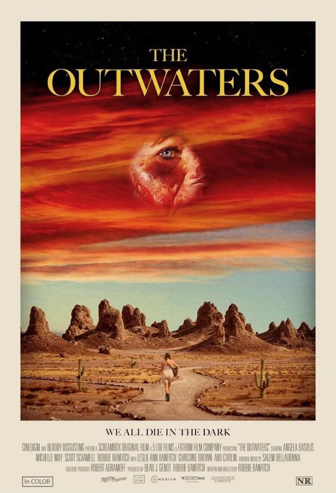 Póster de la película The Outwaters. Se ve un paisaje desértico con el cielo rojo y una chica en un camino.