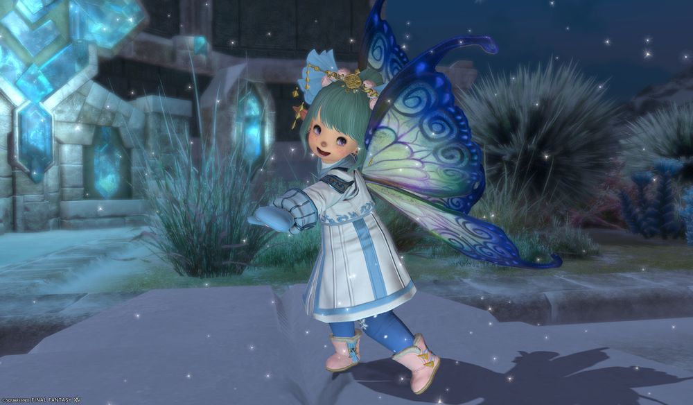 a green haired lalafell in a white and blue outfit with pink highlights, with blue fairy wings and a snow globe standing at a snowy temple