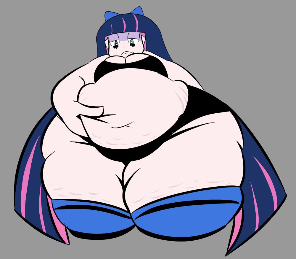 Halfbody shot of Stocking from pantry and stocking squeezing her gut