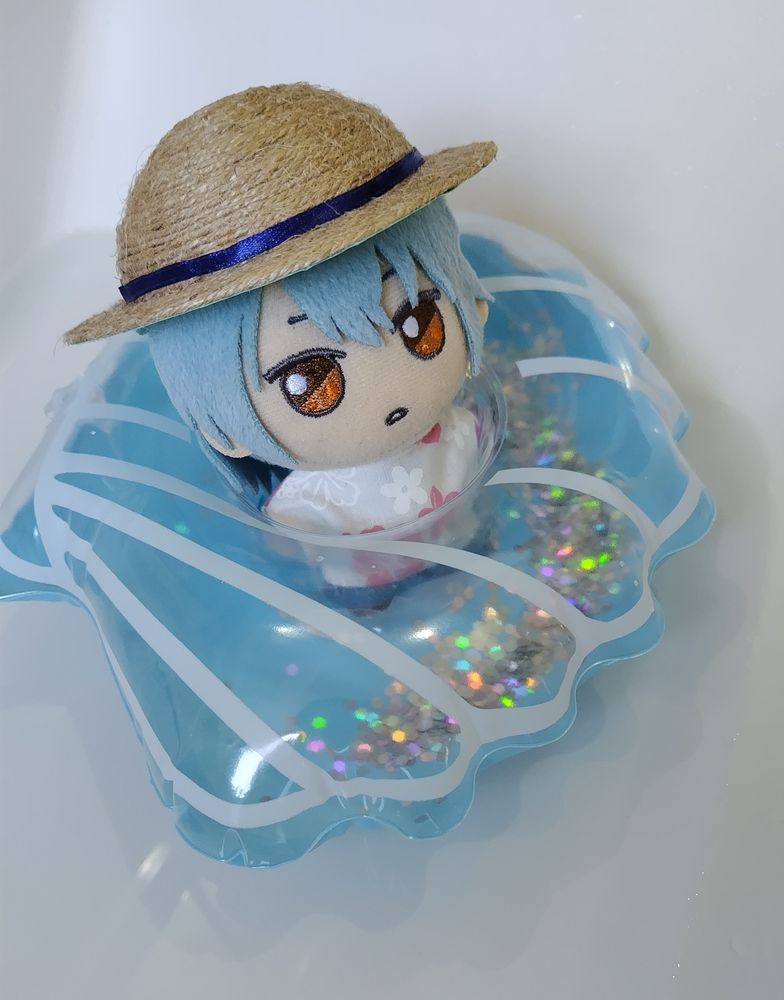 貝殻フロートで水に浮かぶネロぬいの写真