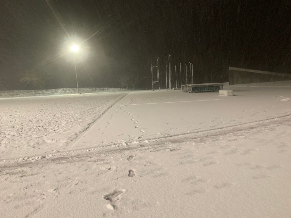 Verschneiter Sportplatz.