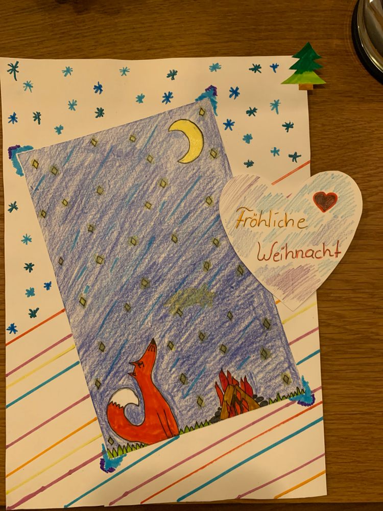 Kinderbild, Fuchs schaut nach oben in den Sternenhimmel, daneben ein Lagerfeuer. Dekoration mit Streifen und Sternen am Rand.