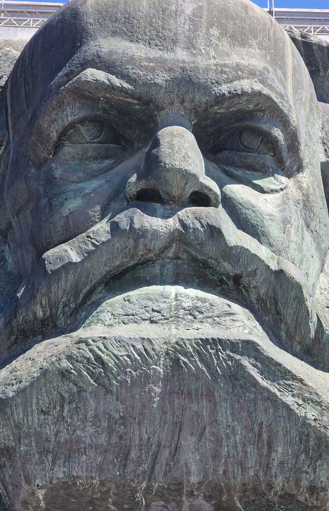 Die riesige Karl-Marx Büste in Chemnitz 2024 von ganz nah fotografiert