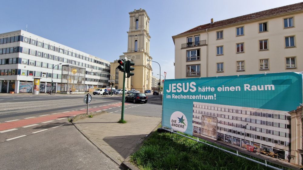 Großplakat einer Potsdamer Wählergruppe direkt vor der Garnisonkirche mir der Aufschrift "Jesus hätte einen Raum im Rechenzentrum"