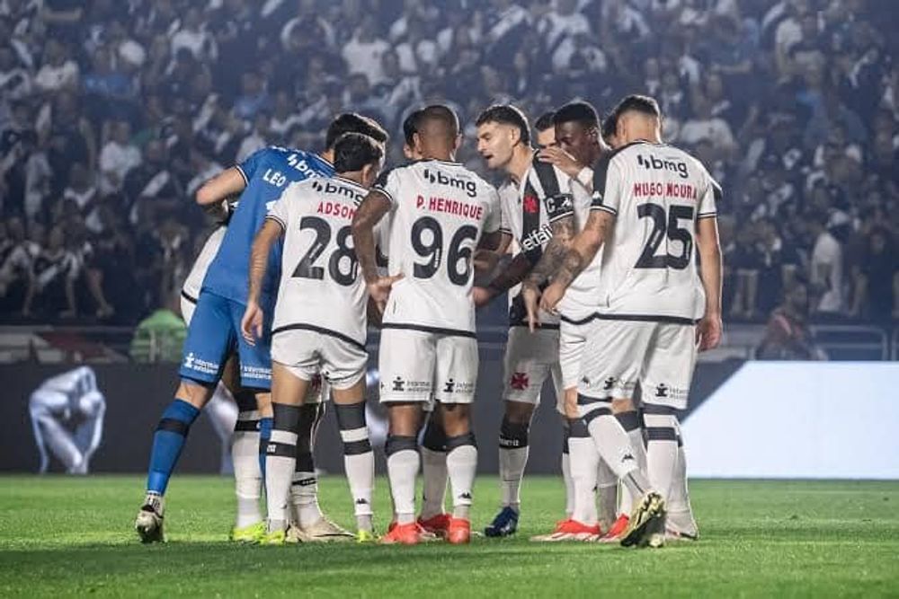 “De novo, de novo…” Torcida do Vasco critica atuação de jogador