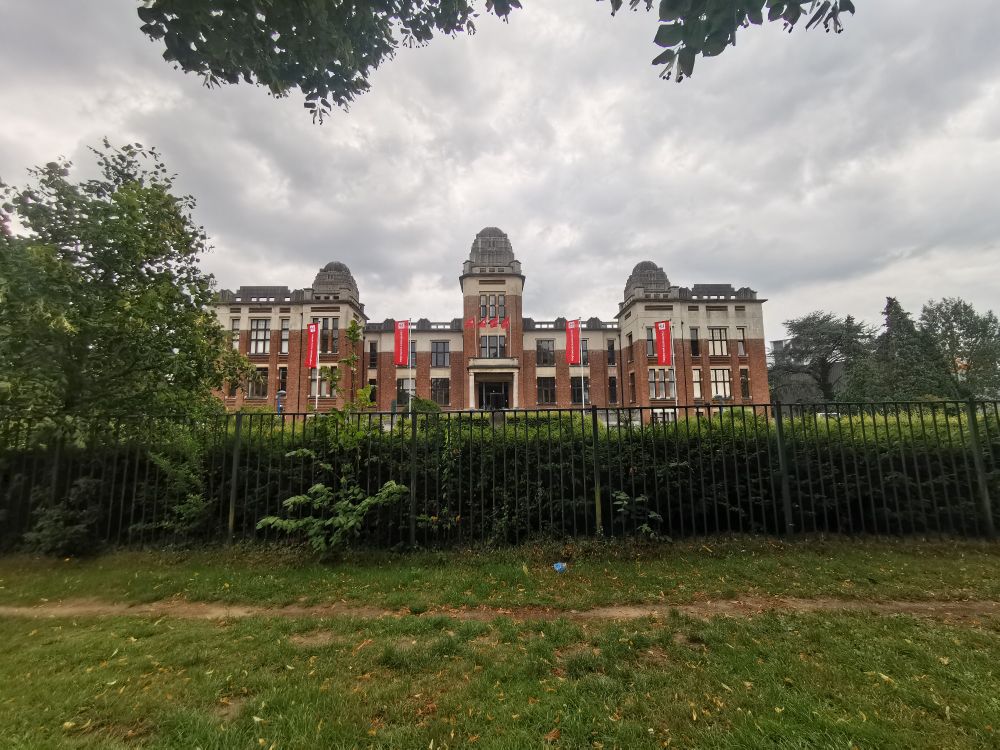 Koloniale Hogeschool van België in Antwerpen, een prachtig staaltje van art-deco-architectuur ondanks de Koloniale historische achtergrond. Momenteel deel van de Campus Middelheim van de Universiteit Antwerpen. 