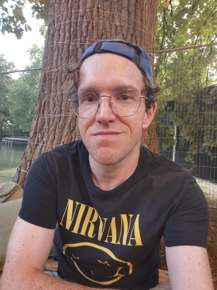 Foto van Pieter Van der Schoot met een blauwe pet en t-shirt van Nirvana, genomen op Rock Herk. 