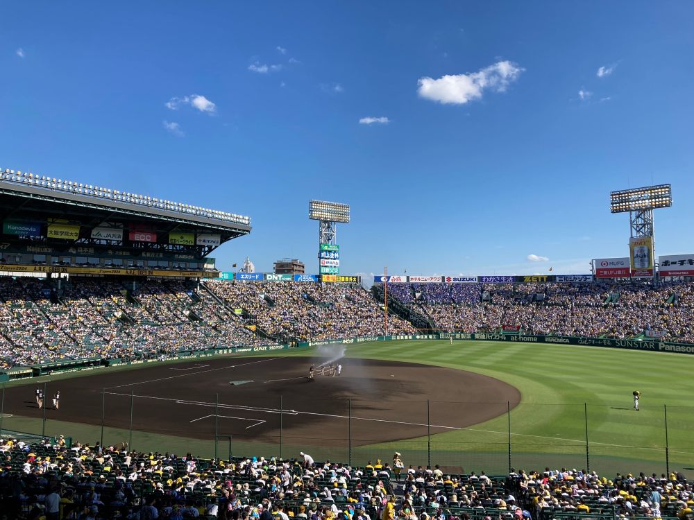 試合開始前グラウンド整備中の甲子園球場