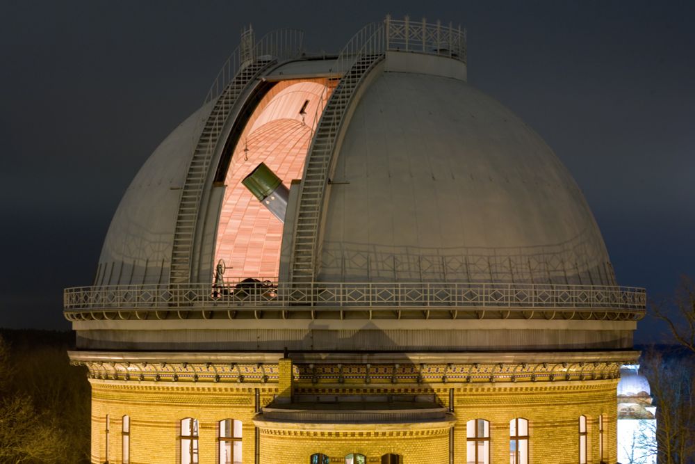 Kuppel mit geöffnetem Spalt und Teleskop. Credit: AIP/R. Arlt