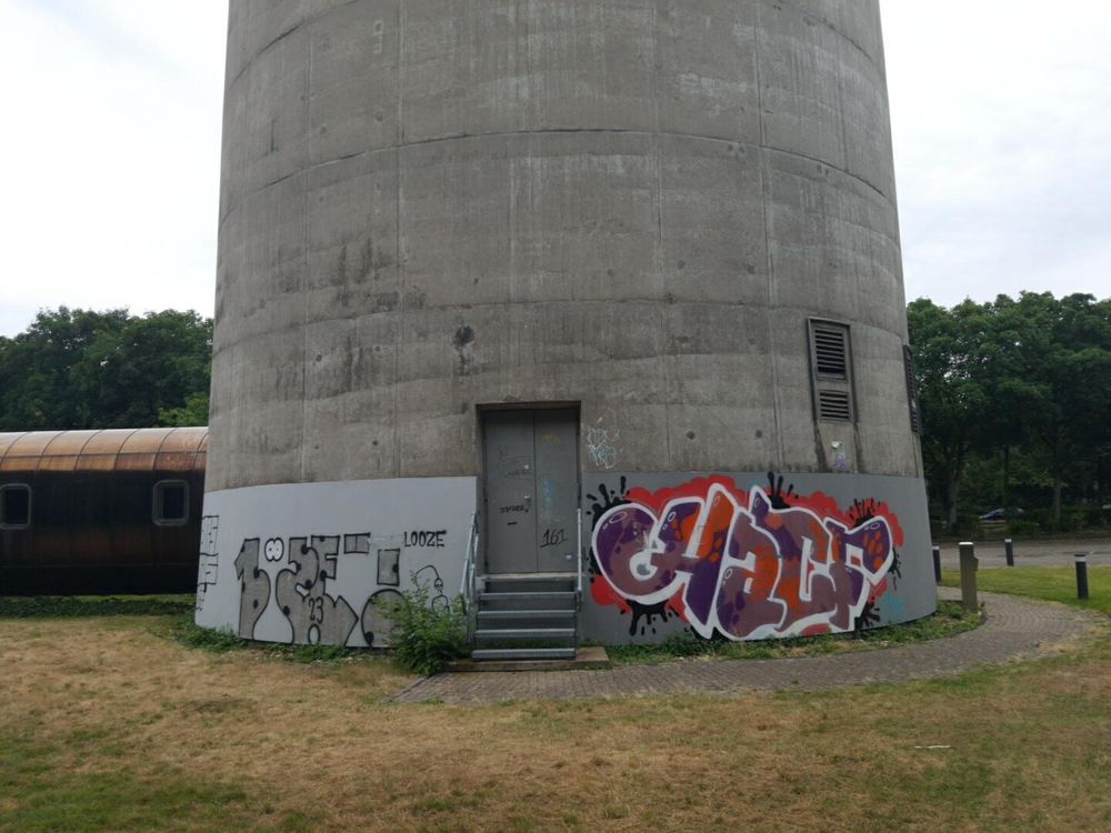 Der Fuß des Kölner Fernsehturms. Mit Grafitti.