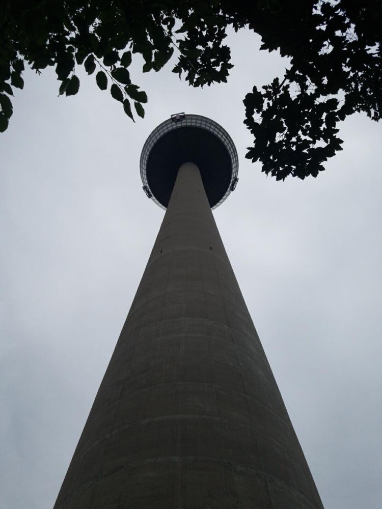 Der Telekom-Fernsehturm in Köln von unten nach oben in die Höhe.