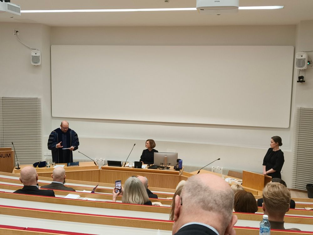 Kuva väitöstilaisuudesta.