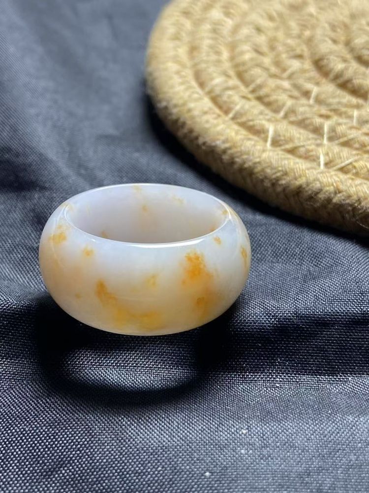 노란 무늬가 박힌 흰 비취반지