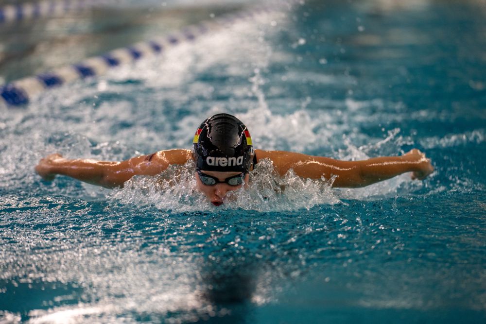 Ein Schwimmer schwimmt auf die Kamera zu, Arme ausgebreitet im Schwimmstil Schmetterling