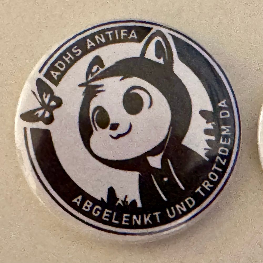Button mit Text 
adhs Antifa
Abgelenkt und trotzdem da