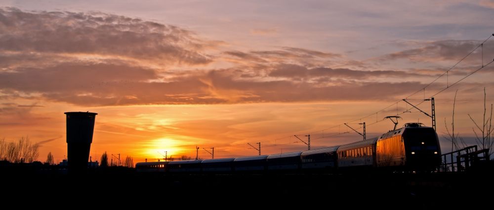 Ein Zug im Abendlicht in Hamburg Altona