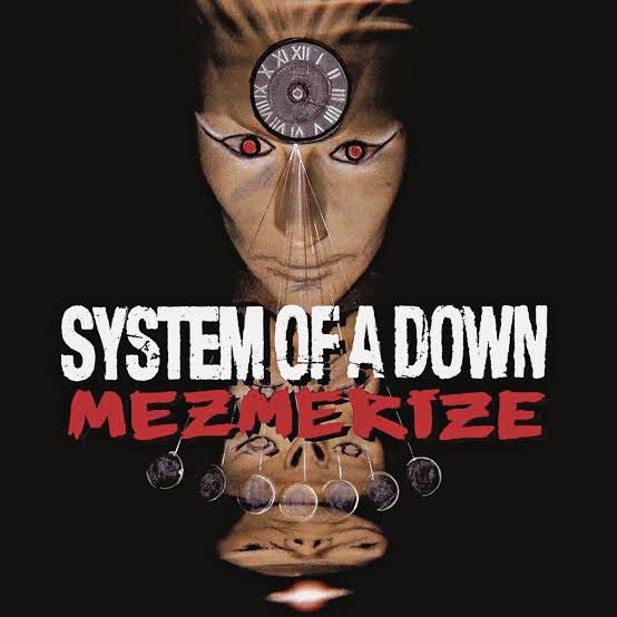 Capa do CD mezmerize do system of a down com uma cabeça com um relógio refletida 