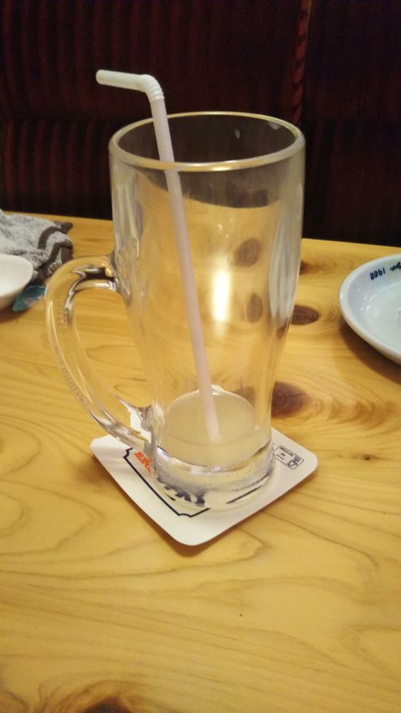 取っ手のついたグラスの写真。ストローが入っている。