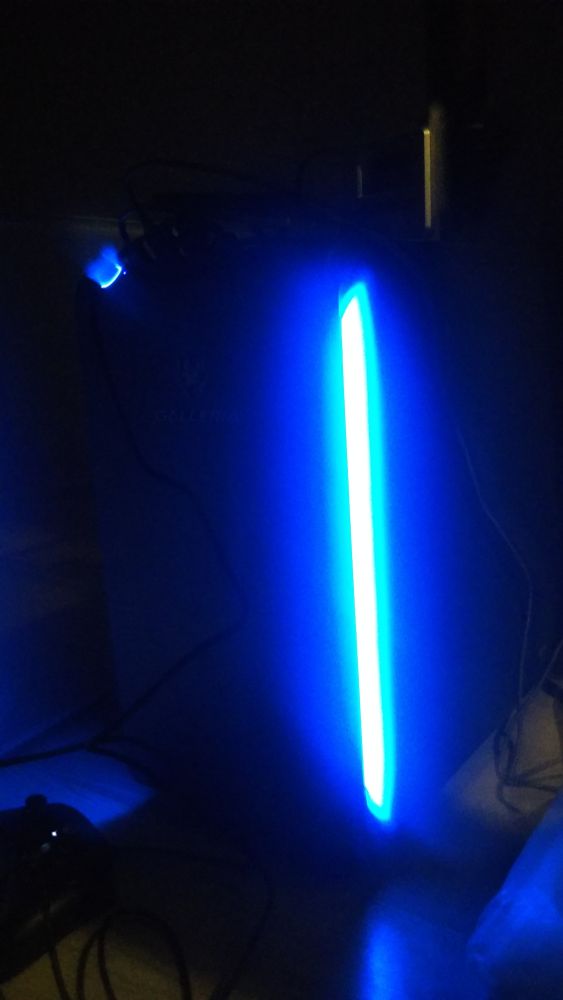 青い光が指しているガレリアのデスクトップPC