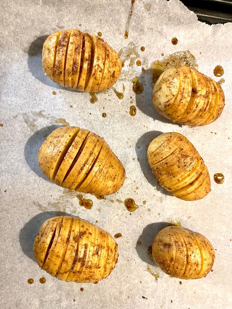 6 pommes de terre assaisonnées et prêtes pour aller au four 
