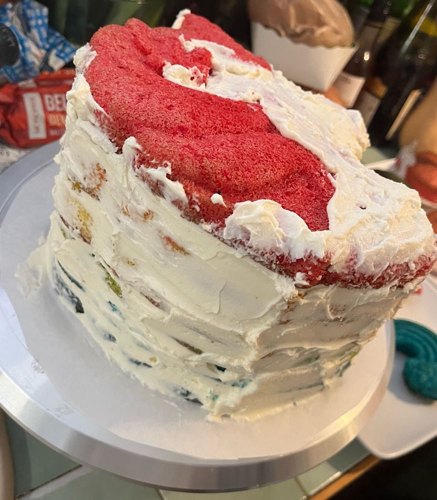 Ça y est j’ai enfin compris qu’il fallait la crème mascaporne/fromage frais pour lier les couches et recouvrir l’ensemble mais c’est moche moche je n’ai absolument pas le coup de main et puis la forme licorne pas simple donc on voit les 6 couches de couleurs la rose en dernier et début de recouvrage avec la crème blanche 