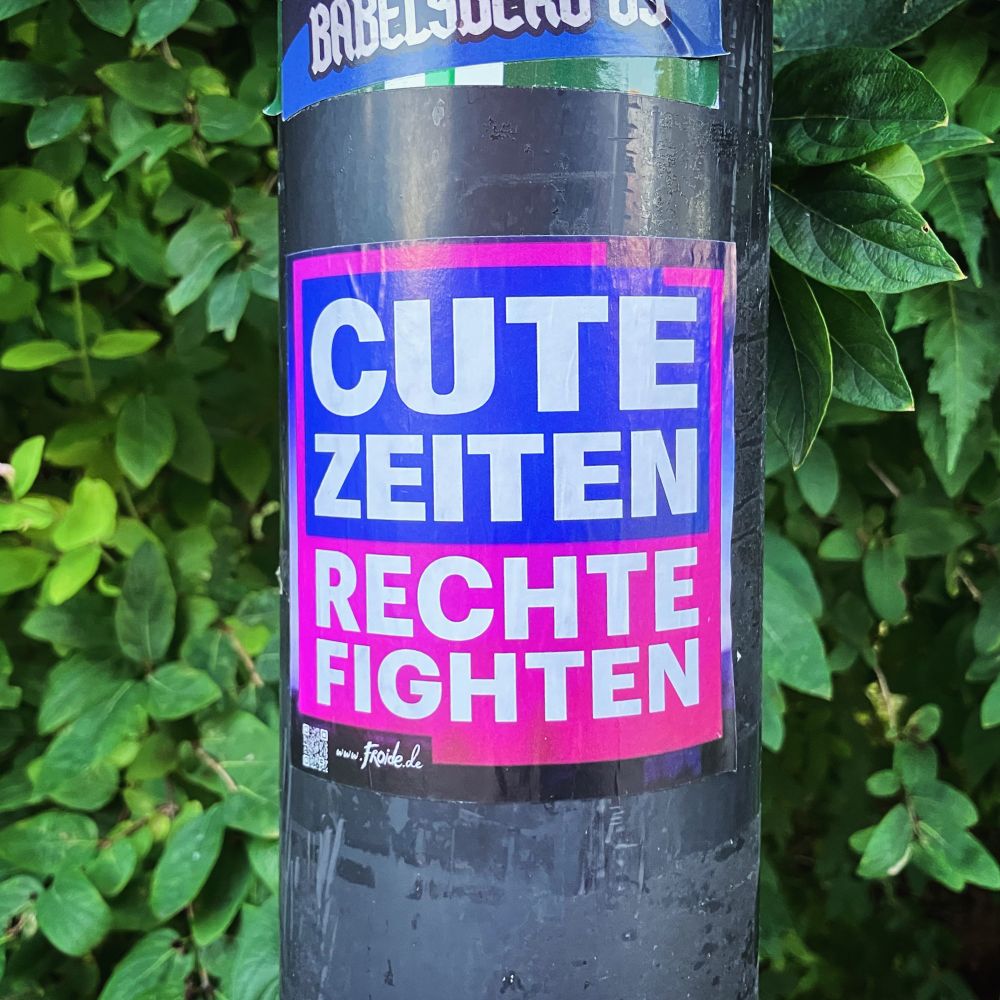 sticker an laternenmast, gestaltet wie das logo der dailysoap gute zeiten - schlechte zeiten, stattdessen steht: CUTE ZEITEN - RECHTE FIGHTEN