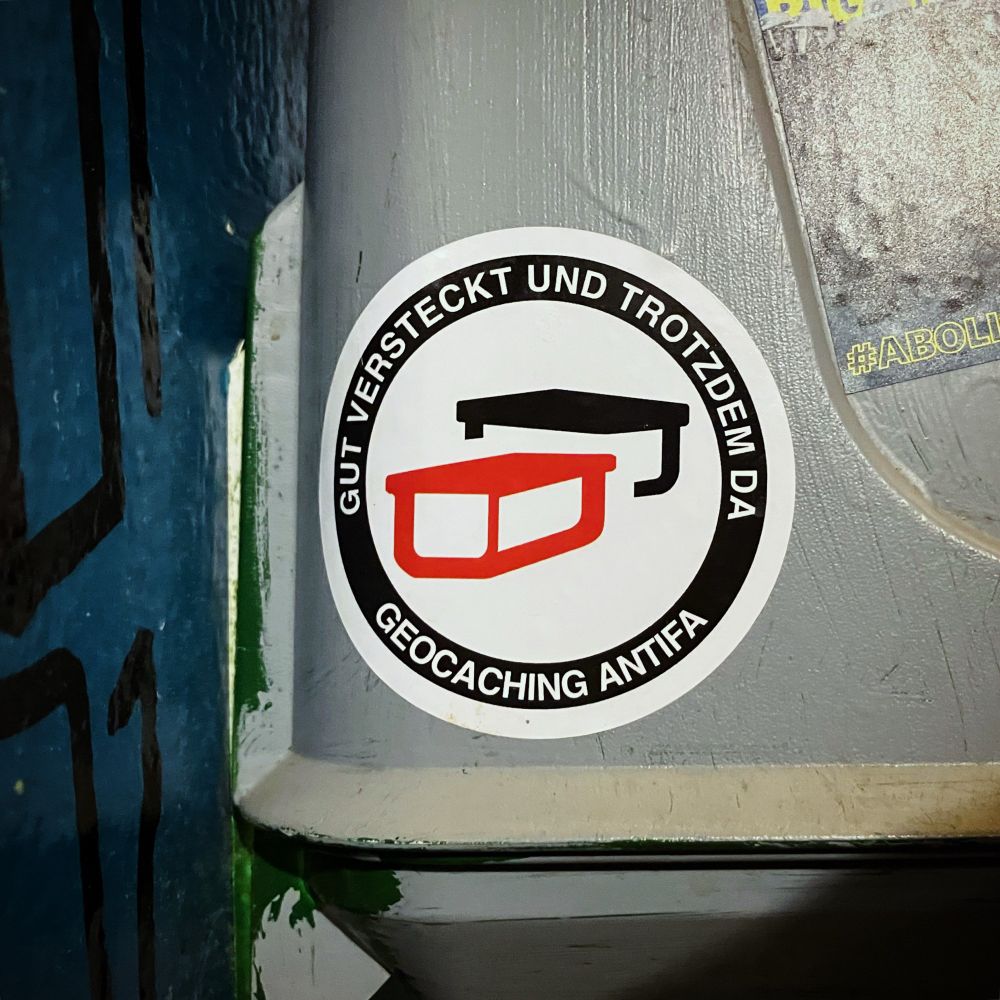 sticker: Gut versteckt und trotzdem da, Geocaching-Antifa 