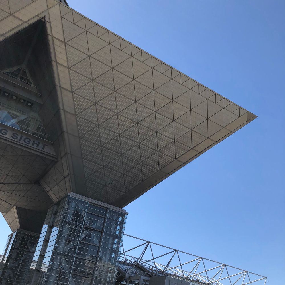 下から見上げた東京ビッグサイトの会議棟と空
特徴的な逆三角形の建築物