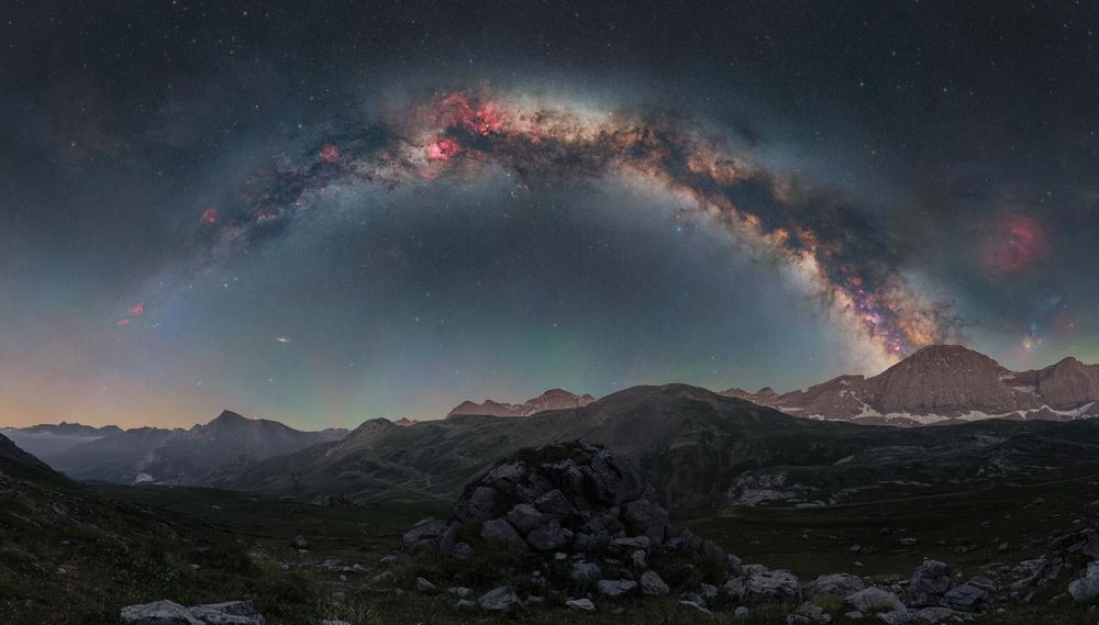 Milkyway Arch over Gavarnie ski resort