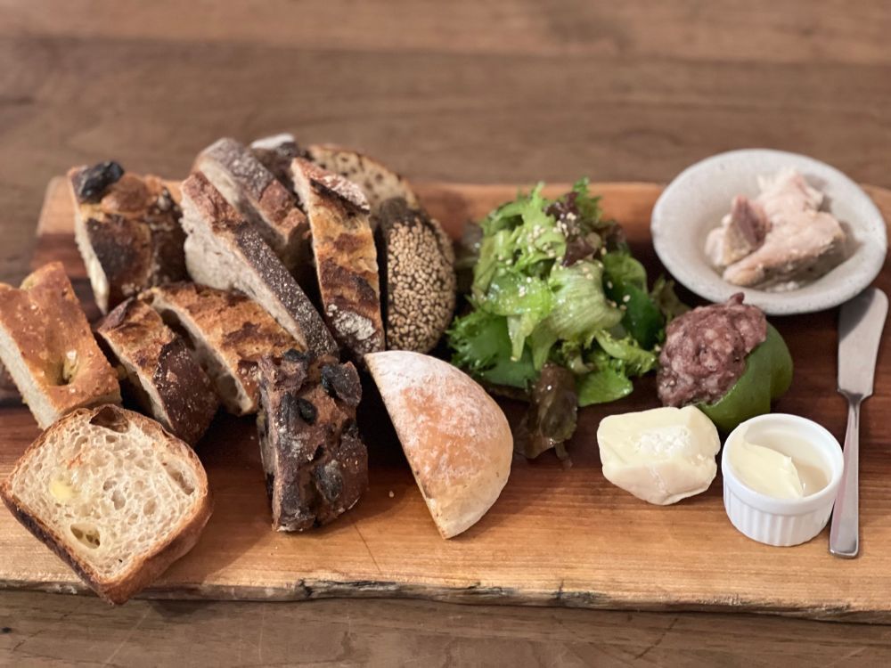 スペシャルパンセット
サラダと魚のオイル煮とピーマンの肉詰め
ヤギのチーズとカルピスバター