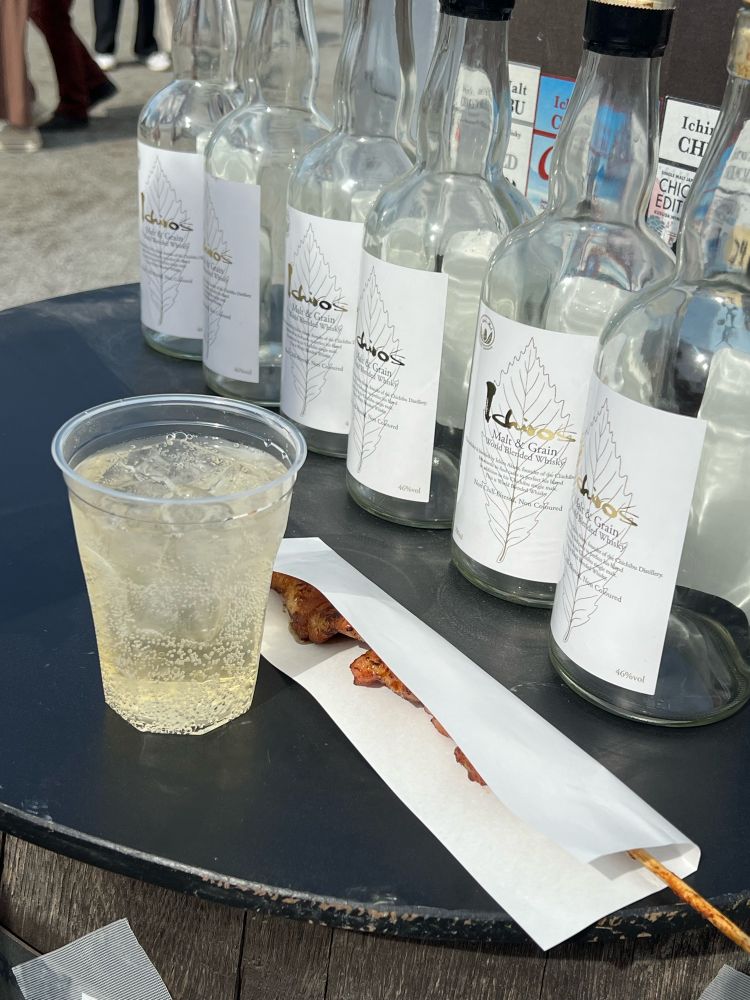 イチローズモルトのハイボールと辛豚串焼き