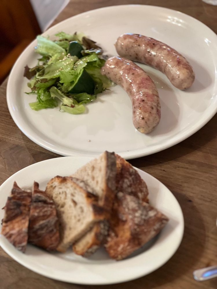 サルシッチャセット
溢れる脂をパンで受けとめる美味しさ