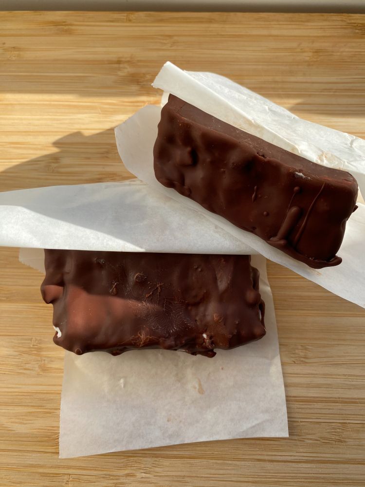 vegane Kinder Pingui in Butterbrotpapier auf einem Holzbrettchen