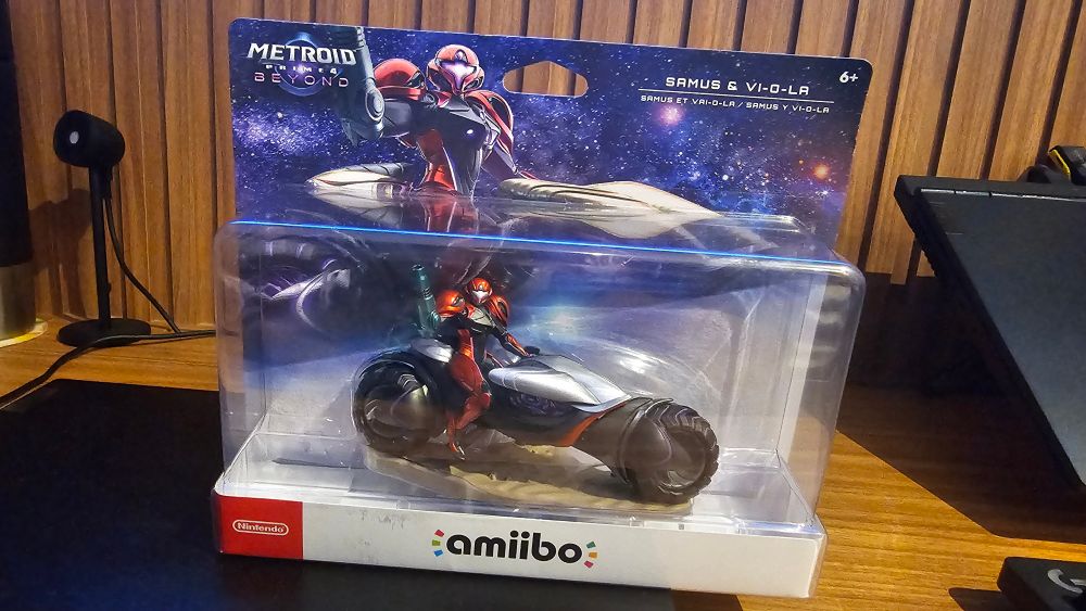 Picture of the Samus & Vi-o-la amiibo in the box.