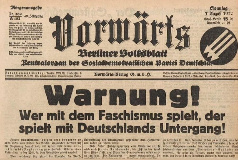 Ein Auszug eines Zeitungstitelblattes von 1932 der Zeitung Vorwärts. 
"Warnung! Wer mit dem Faschismus spielt, der spielt mit Deutschlands Untergang!".