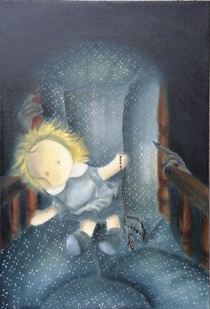 Pintura de otra muñeca en una mecedora, lleva un rosario y unas manos enegrecidas le mecen