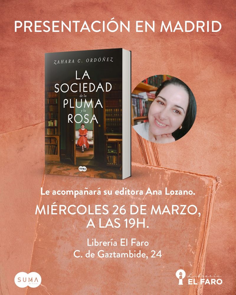 Cartel de la presentación con los datos del tuit, sobre fondo apergaminado con un libro viejo. Además está la imagen de la novela en la que una chica lee tras la puerta oculta de una biblioteca, y otra imagen de la autora que posa con el mentón apoyado en los nudillos y sonriendo, con estanterías de libros al fondo