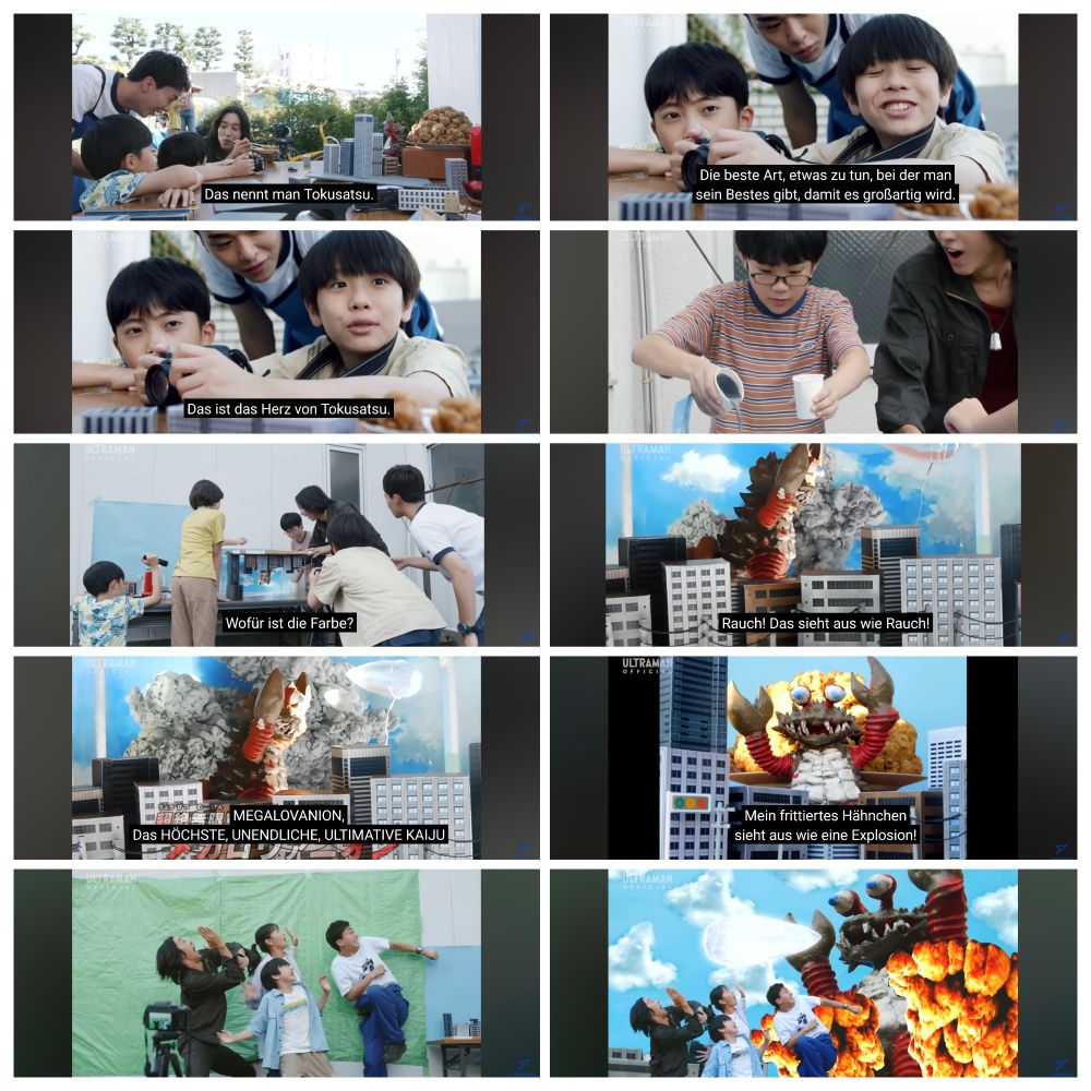 Mehrere Szenen zeigen Menschen, darunter Kinder und Erwachsene, die an einem Tisch sitzen, basteln und Getränke einschenken. In einer Szene sind sie vor einer Kulisse mit Miniaturgebäuden und einem großen, feuerspeienden Monster zu sehen, das Rauch und Explosionen erzeugt. Die Personen schauen nach oben und zeigen erstaunte oder begeisterte Gesten. Die Umgebung wirkt wie ein Filmset oder eine Modelllandschaft mit blauen Himmelshintergrund und Wolken. Die Gesichter der Personen sind unscharf gemacht. Ein Kind sagt "Das ist Tokusatsu. Die Beste Art etwas zu tun, bei der man sein bestes gibt, damit es großartig wird. Das ist das Herz von Tokusatsu."
