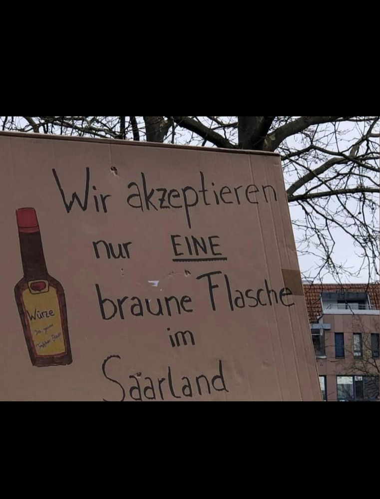 Protestplakat: Wir akzeptieren nur EINE braune Flasche im Saarland. 
Daneben ist eine Flasche Maggi Würze gemalt.