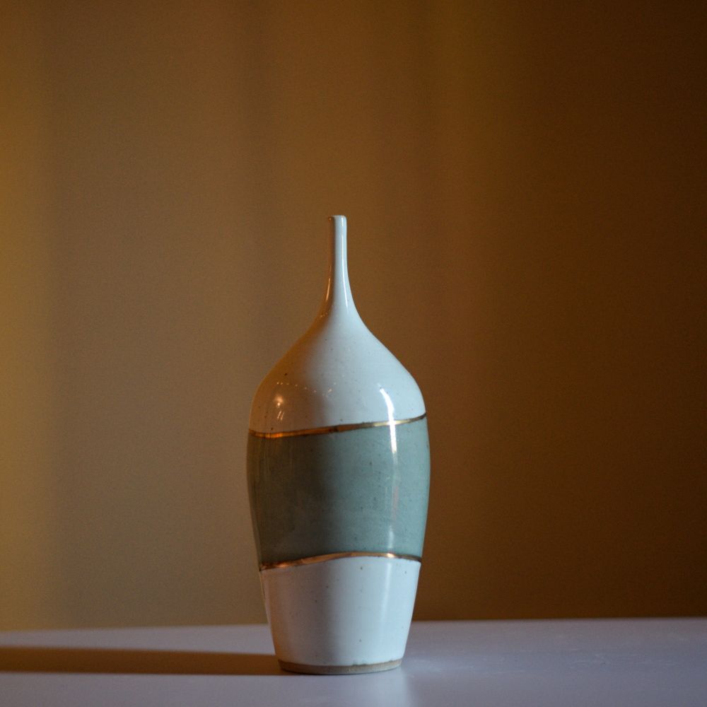 Narrow-necked bottle. Pottery.