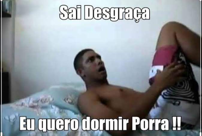 Print do meme "sai desgraça eu quero dormir porra!!"