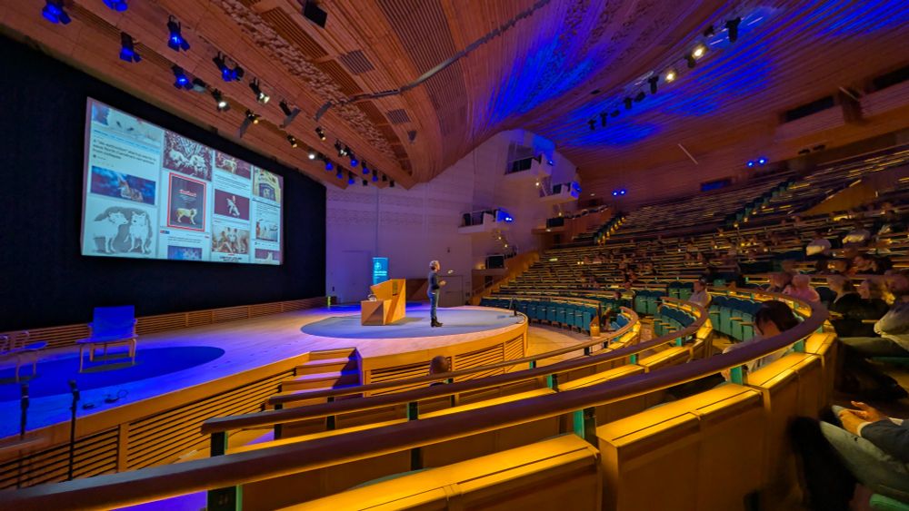Beth Shapiro in her public lecture on "How to clone a mammoth" at Aula Magna, Stockholm University.