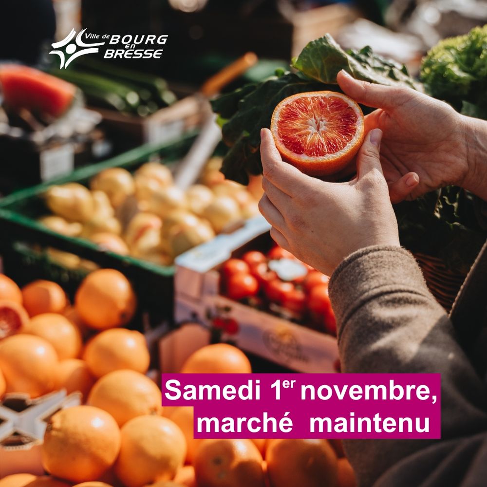 Image d'une personne au marché en train de tenir un agrume coupée en deux. Cette image illustre le marché de Bourg-en-Bresse, ouvert le samedi 1ᵉʳ novembre 2025.