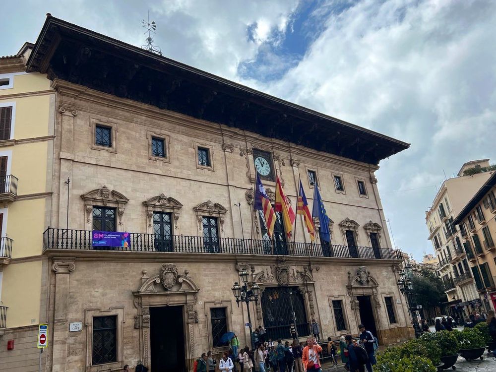 💜 Un 8M d'oblit i una pancarta minúscula per amagar el nul compromís de PP i VOX amb la igualtat.

El programa d’enguany segueix els desitjos de l’extrema dreta, però oblida els problemes reals: violència, desigualtat i manca de drets.

📢 Les dones mereixen drets, no gestos buits.