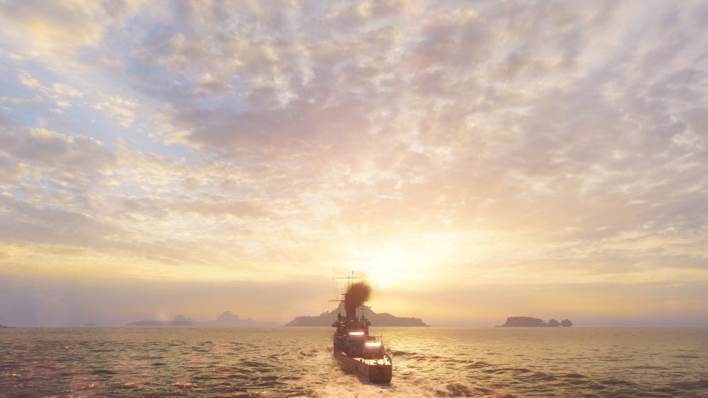 Capture d'écran de World of Warships. Un navire de guerre moderne, en 3D, avance sur un océan à peine troublé par les vagues vers une île à l'horizon où pointe le soleil couchant dans une vive lumière.