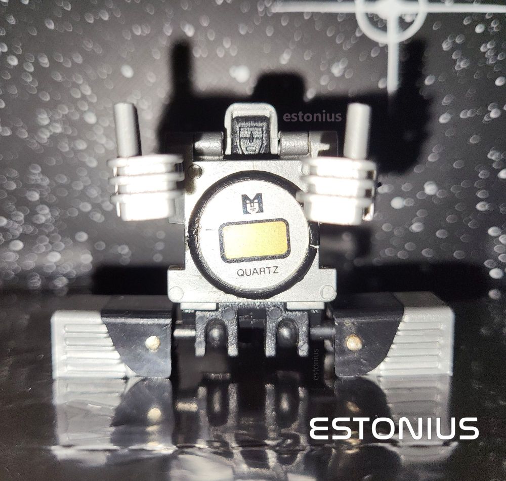 a.k.a., doing the JCVD splits. =)

"Inspired" by Takara's super cool Micro Change MC-06 Watch Robo / Diaclone Kronoform 1983 designs, Wing Mau Trading Company and AVI France designed a fantastic triple-changer: a watch, a robot, AND a moped that looks strikingly similar to Bandai's Machine Robo Scooter Robo / Tonka's GoBots' Scooter...