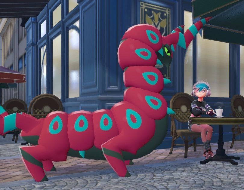 A screenshot of N's PLZA player character and a shiny Scolipede at a cafe.