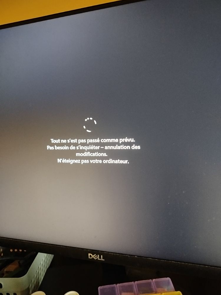 Échec de mise a jour windows. Un texte blanc sur fond noir disant : "tout ne s'est pas passé comme prévu. Pas besoin de s'inquiéter - annulation des modifications. N'éteignez pas votre ordinateur"